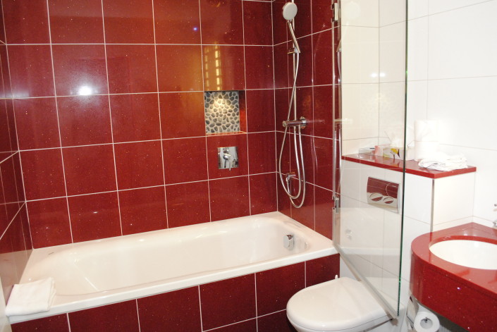 Badzimmer Hotel Freieck – Josias Gasser Baumaterialien AG